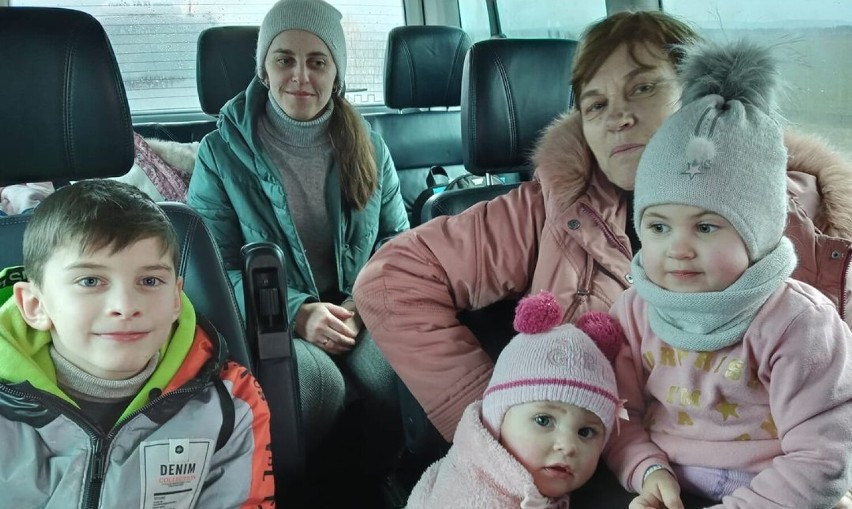 Rodzina z Ukrainy w drodze do Sławy