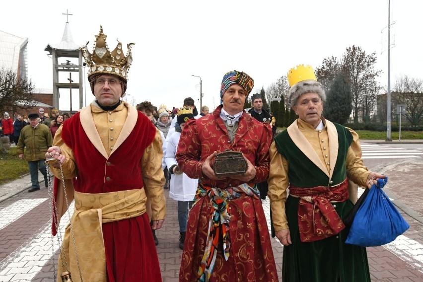 Święto Trzech Króli 2023 w Staszowie. Piękne orszaki przeszły ulicami miasta. Zobaczcie zdjęcia