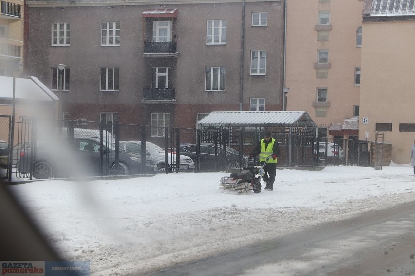 Zima we Włocławku nie odpuszcza - trwa odśnieżanie ulic, na...