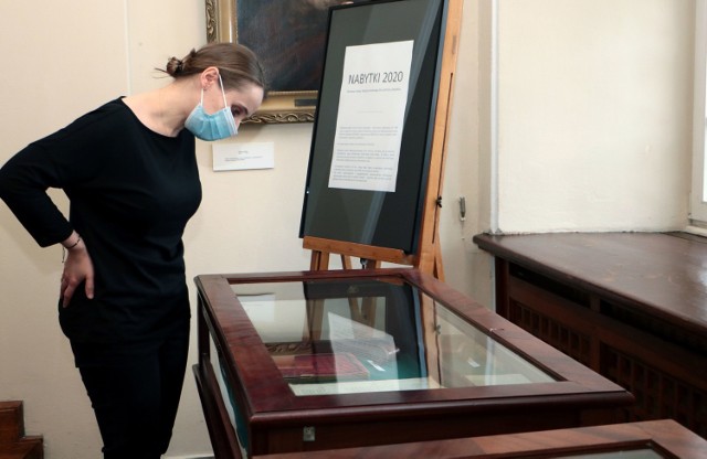 Marta Bolek-Maszewska z grudziądzkiego muzeum przygotowała wystawę, na której prezentowane są eksponaty pozyskane przez placówkę w ubiegłym roku