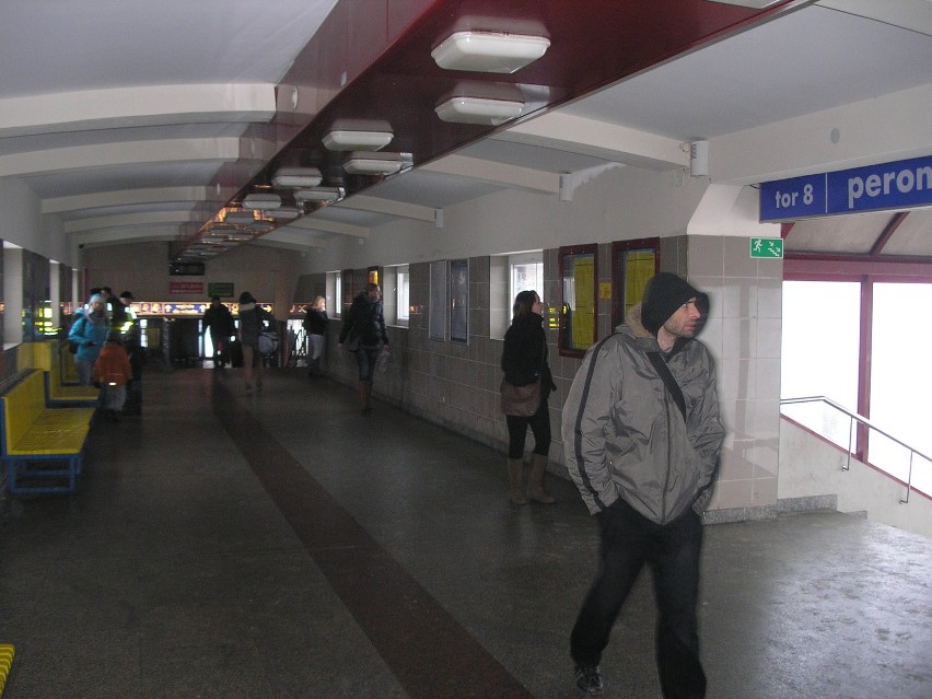 Strajk kolejarzy w Tczewie: stanęło kilka pociągów, pasażerowie mogli skorzystać z... herbaty