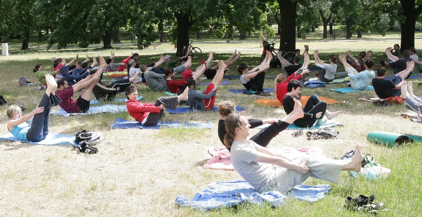 Warszawa ćwiczy w miejskich parkach i na skwerach