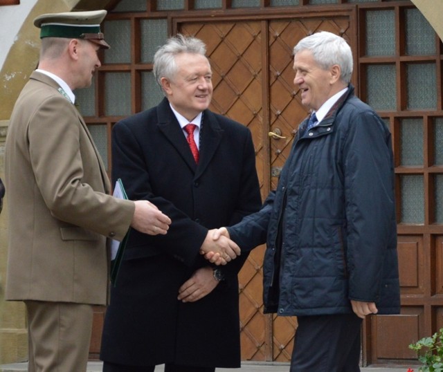 Senator Stanisław Kogut (pierwszy z prawej) serdecznie witał się w sobotę z wiceministrem finansów Wiesławem Janczykiem (w środku), swoim następcą na dziedzińcu klasztoru sióstr klarysek w Starym Sączu