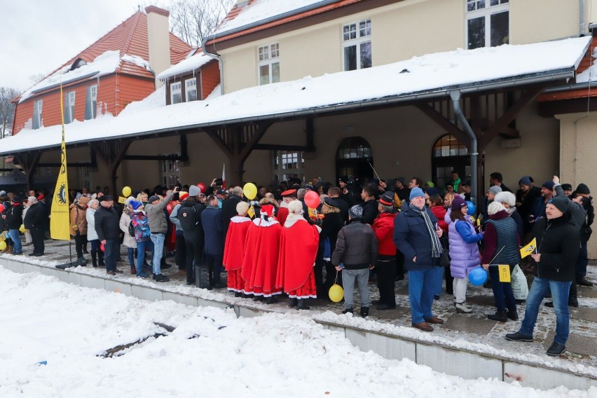 W Świeradowie tłumy czekały na pierwszy pociąg z pasażerami