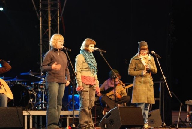Supportem dla zespołu był występ grupy teatralno-muzycznej Caraboo. Fot. Rafał Nastarowicz