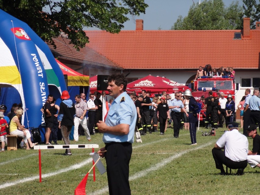 Zawody są rozgrywane na boisku w Starym Jarosławiu