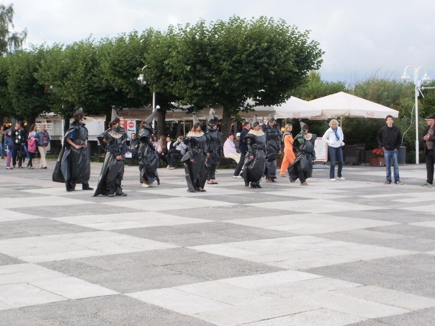 Flash mob w Sopocie: Żywe biało - czarne grały w szachy na placu Kuracyjnym