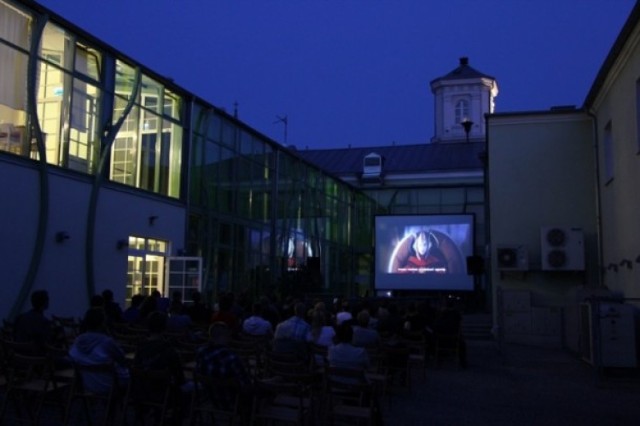 Tegoroczny Nocny Maraton Filmowy w Turku zainaugurował pokaz filmów Georga Lucasa „Gwiezdne Wojny" - "Mroczne widmo" i "Atak klonów"