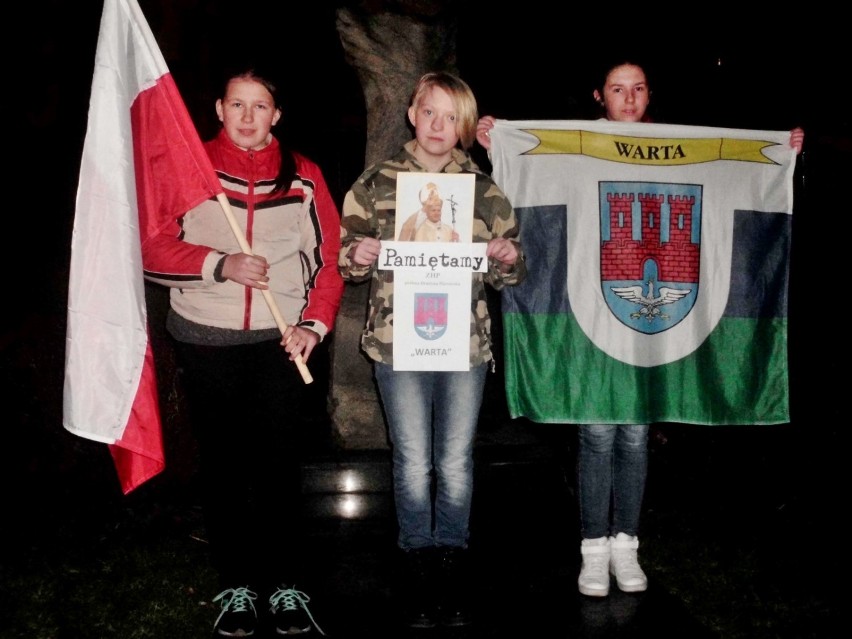 Harcerze z Warty uczcili pamięć Jana Pawła II. W rocznicę jego śmierci  zapalili symboliczne znicze