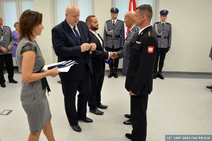 Uroczyste Święto Policji w Kazimierzy Wielkiej. Były awanse, odznaczenia i podziękowania. Zobaczcie zdjęcia