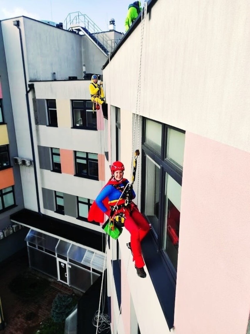 Alpiniści superbohaterowie myli okna Świętokrzyskiego Centrum Pediatrii. To akcja w ramach Wielkiej Orkiestry Świątecznej Pomocy