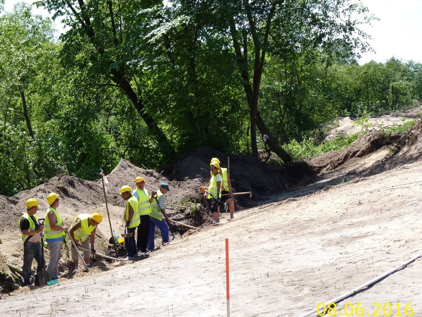 Doczyszczanie odhumusowanej części wykopu - stanowisko militarne nr 4 w Lesie Puławskim.