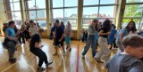 Międzynarodowy Dzień Tańca w kazimierskiej „jedynce”. Sala gimnastyczna tętniła muzyką. Zabawa była doskonała. Zobaczcie zdjęcia