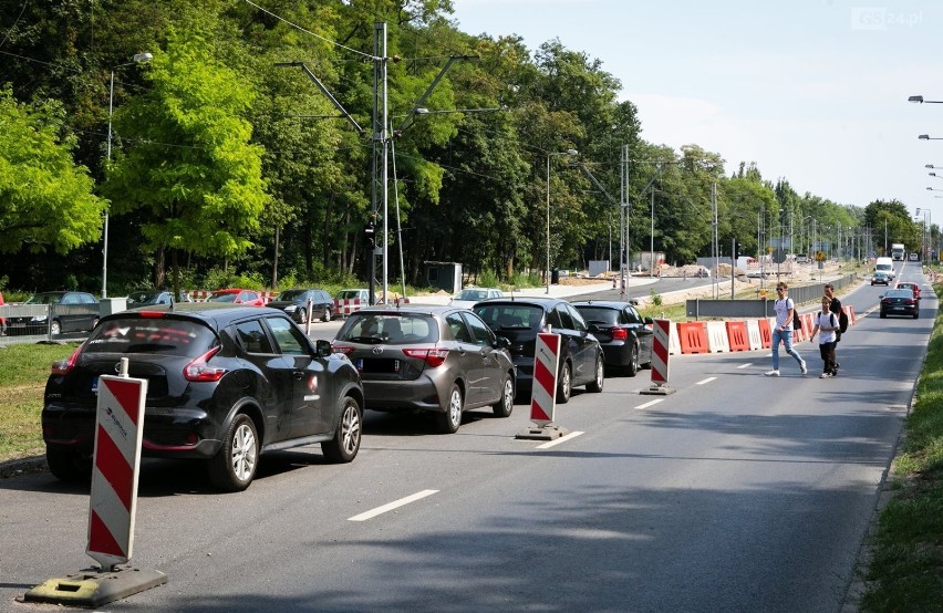 Postawili barierki to parkują na jezdni. Straż miejska bezsilna