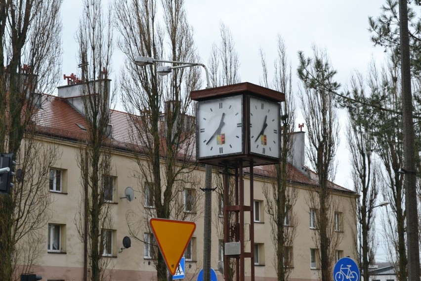 Zegar stoi przy skrzyżowaniu ul. Czempiela i ul. Batorego.