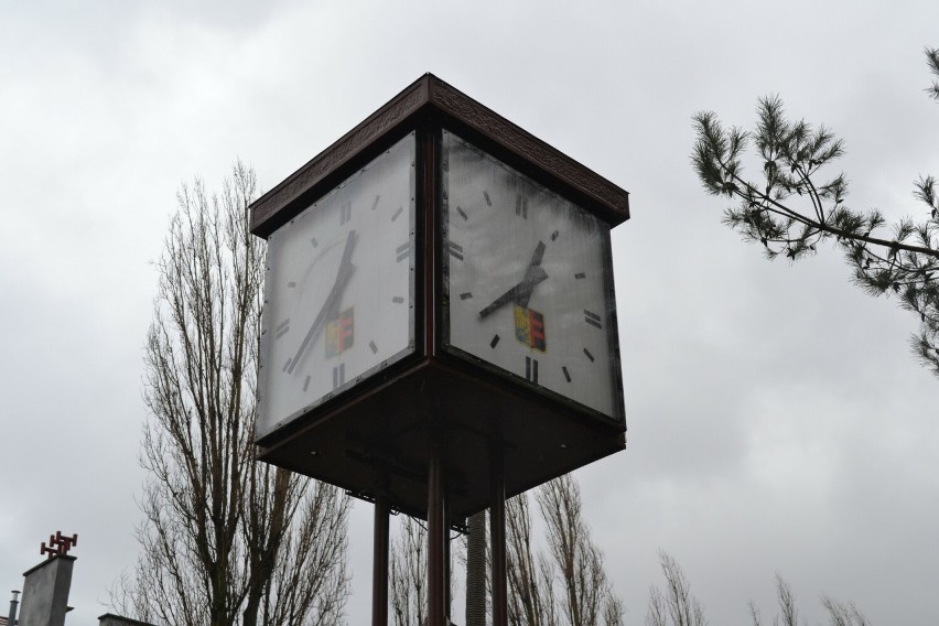 Zegar stoi przy skrzyżowaniu ul. Czempiela i ul. Batorego.