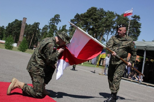 W  Wędrzynie odbyło się uroczyste pożegnanie żołnierzy, którzy niebawem wyjada na pół roku do Rumunii. Większość z nich służy w elitarnej 17. Wielkopolskiej Brygadzie Zmechanizowanej.