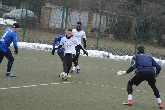 Piłkarze PGE GKS Bełchatów w drugim meczu kontrolnym pokonali czołową drużynę trzeciej ligi grupy drugiej KKS Kalisz aż 4:0. W pierwszej połowie dwukrotnie do siatki trafił Patryk Mularczyk, a kolejnego gola zdobył testowany pomocnik Wiktor Putin. W końcówce spotkania wynik ustalił technicznym strzałem Bartłomiej Bartosiak.