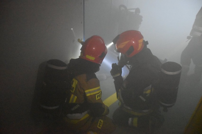 Pożar w magazynie farb i lakierów oraz wypadek pracownika fabryki. To tylko ćwiczenia strażaków (FOTO)