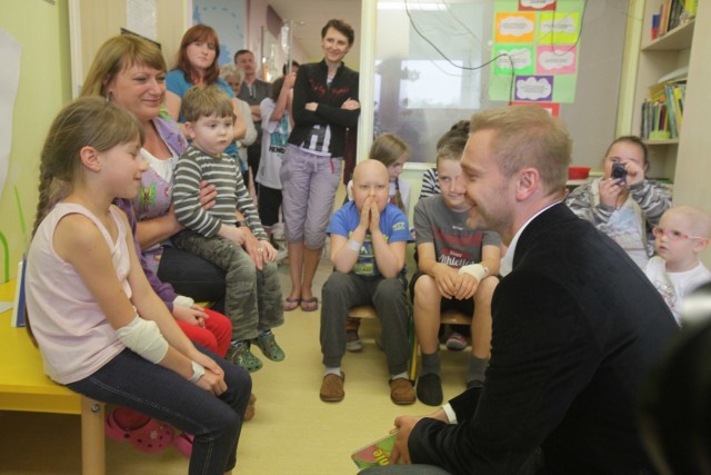 Aktor Krystian Wieczorek spotkał się z małymi pacjentami oddziału Onkologii i Hematologii Szpitala Klinicznego nr 1 w Zabrzu