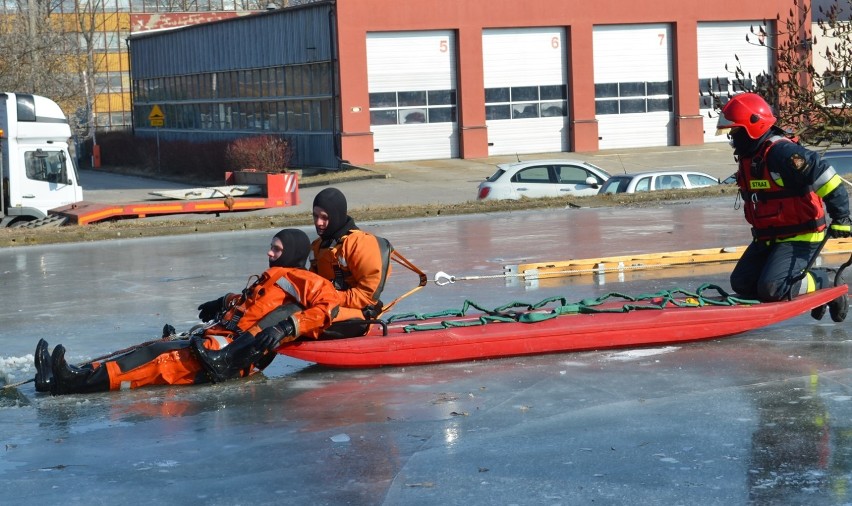 Głogowscy strażacy ćwiczyli akcje ratunkowe na lodzie