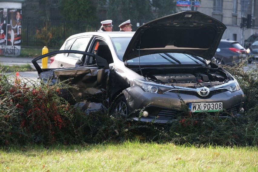 Wypadek na skrzyżowaniu ul. Popiełuszki i Krasińskiego w Warszawie. Zderzyły się dwa samochody. Na miejscu pracują służby 