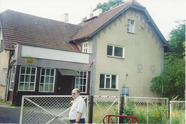 Rok 1999 - 24 czerwiec, budynek Zasadniczej Szkoły Zawodowej Zakładu Doskonalenia Zawodowego w Słupsku, filia w Postominie, obecnie siedziba CKiS, wieloletni (od 1997r.) kierownik filii Józef Rysztak