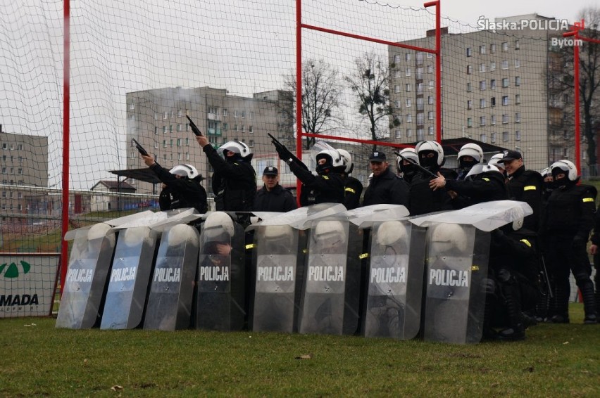 Bytom: Ćwiczenia mundurowych na stadionie Polonii Bytom [ZDJĘCIA, WIDEO]