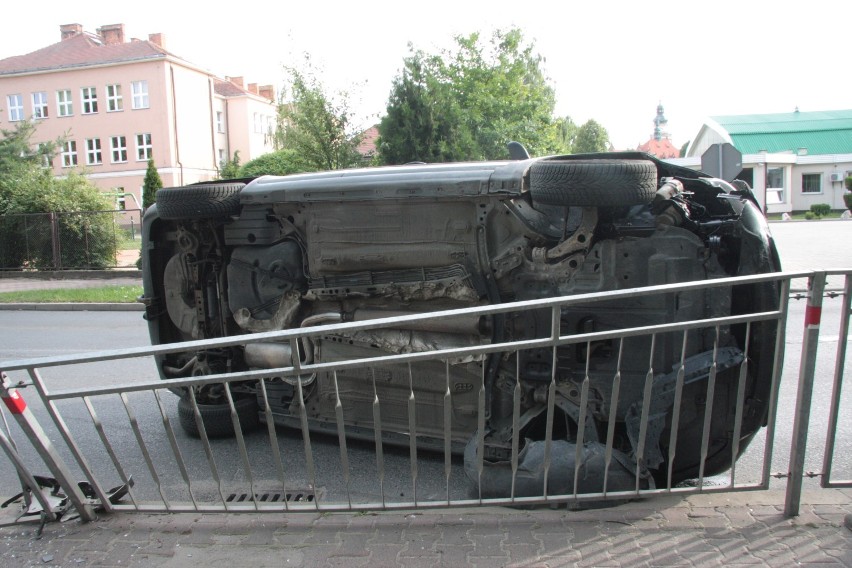 Pijana kobieta dachowała w Dziadowej Kłodzie, w Sycowie kierowca uderzył autem w barierki