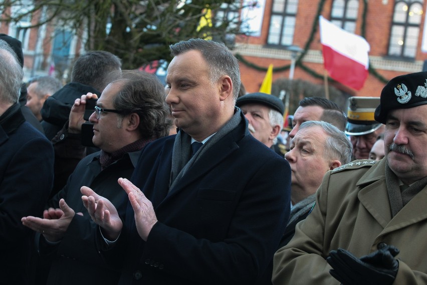 Zaślubiny Polski z Morzem w Pucku (2020): Prezydent Andrzej Duda z wnuczką Antoniego Miotka odsłonił tablicę puckiego działacza