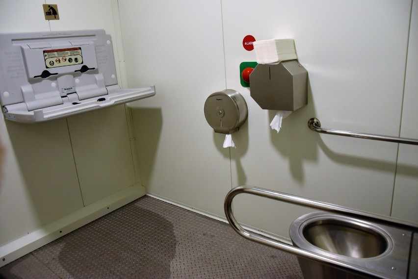 Toaleta automatyczna przy moście z Pasieki na Bolko w Opolu...