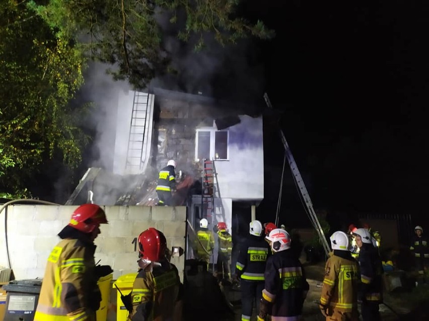 Nocny pożar kotłowni w domu przy ul. Dobrzyńskiej w Grudziądzu. Duże straty