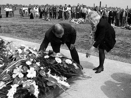 Pod pomnikiem pomordowanych Sinti i Romów złożono wiązanki kwiatów.