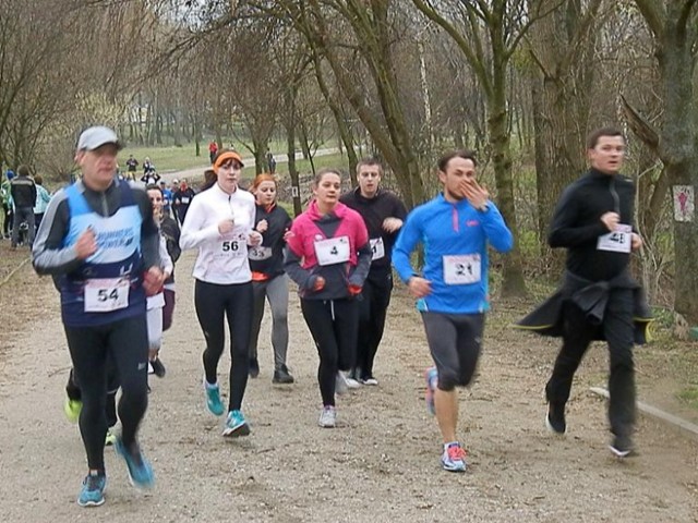 Śrem: biegacze rozpoczęli sezon. Biegi i nordic walking w parku [ZDJĘCIA]