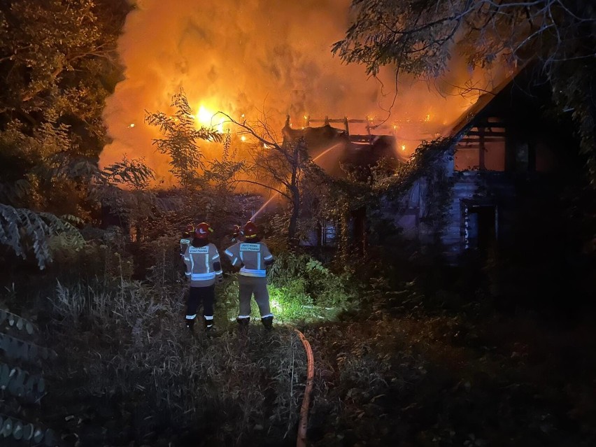 Nocny pożar pustostanu na ul. Dworcowej w Tomaszowie Maz. [ZDJĘCIA]
