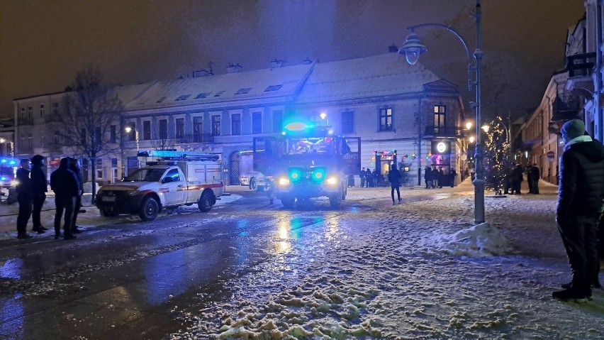 Straż pożarna na Rynku w Kielcach. Co się stało w kamienicy?