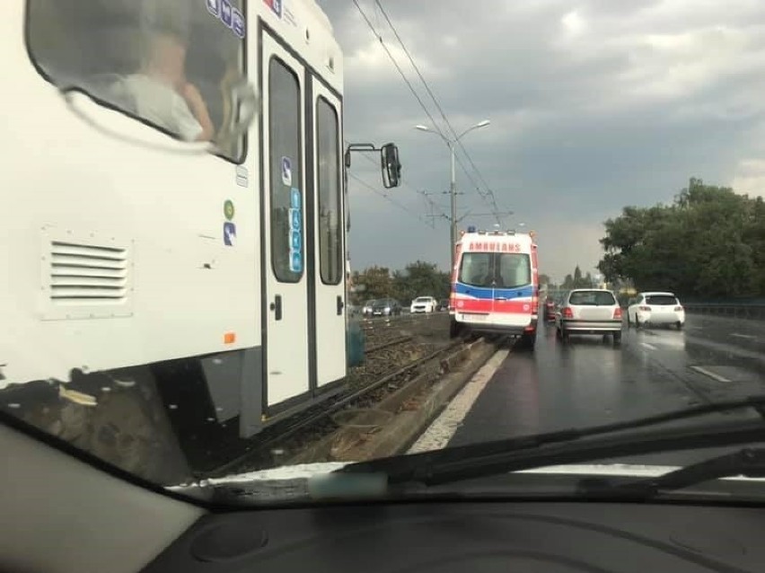 Kolizja na ul. Gdańskiej w Szczecinie. Karetka na torach