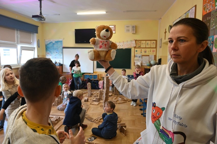 Dzieci z Gdyni własnoręcznie przygotowały prezenty dla uchodźców z Ukrainy. "To gest płynący prosto z serca" 