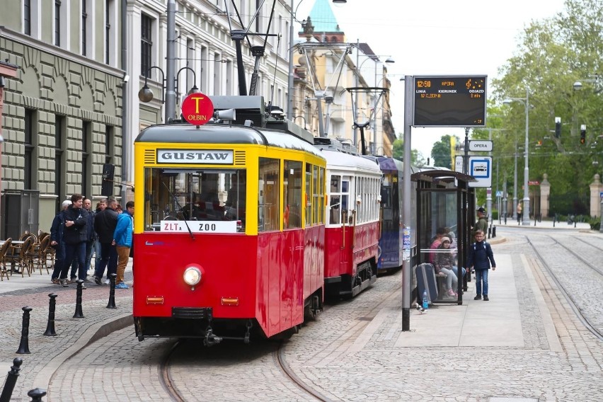 A jeśli nie statkiem, to... tramwajem. We Wrocławiu wieczór...