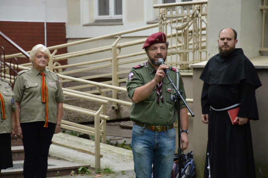 Lębork. W dniu 50 rocznicy śmierci harcerze wmurowali urnę z ziemią z pól bitewnych pod budowanym  pomnikiem gen. Sosabowskiego.