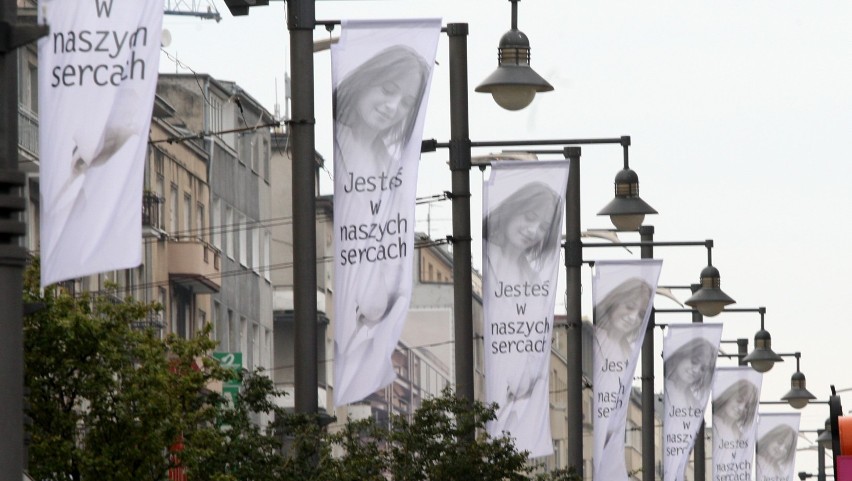 Gdynia żegna Annę Przybylską (na zdjęciu ul. Świętojańska)