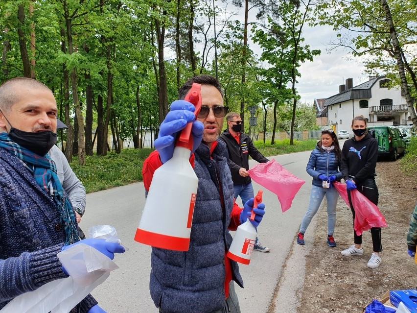 Wielkie sprzątanie Parku Baranowskiego w Kielcach z inicjatywy radnego Macieja Burszteina. Wśród 100 osób Rafał Maserak i Tomasz Barański 