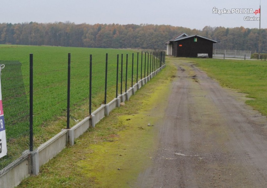 Łany Wielkie: Skradli ogrodzenie boiska piłkarskiego, bramki i bramę wjazdową [ZDJĘCIA]