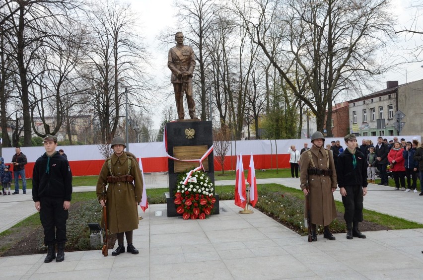 Święto niepodległości w Bełchatowie 2018. Odsłonięcie pomnika Józefa Piłsudskiego [ZDJĘCIA]