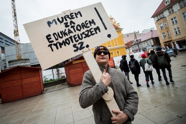 5 lat więzienia - tyle, zdaniem posłów Prawa i Sprawiedliwości, powinno grozić w ramach "penalizacji zachowań pedofilskich", do których ma zaliczać się także "pochwalanie podejmowania przez małoletniego obcowania płciowego lub innej czynności seksualnej w związku z wychowywaniem, edukacją, leczeniem małoletnich lub opieką na terenie szkoły", co przez przeciwników zmian uważane jest za penalizację edukacji seksualnej w jej obecnym kształcie. W środę, 16.10. w Bydgoszczy przed siedzią PiS zebrała się grupa bydgoszczan, która protestowała przeciwko wprowadzeniu tej ustawy w życie.