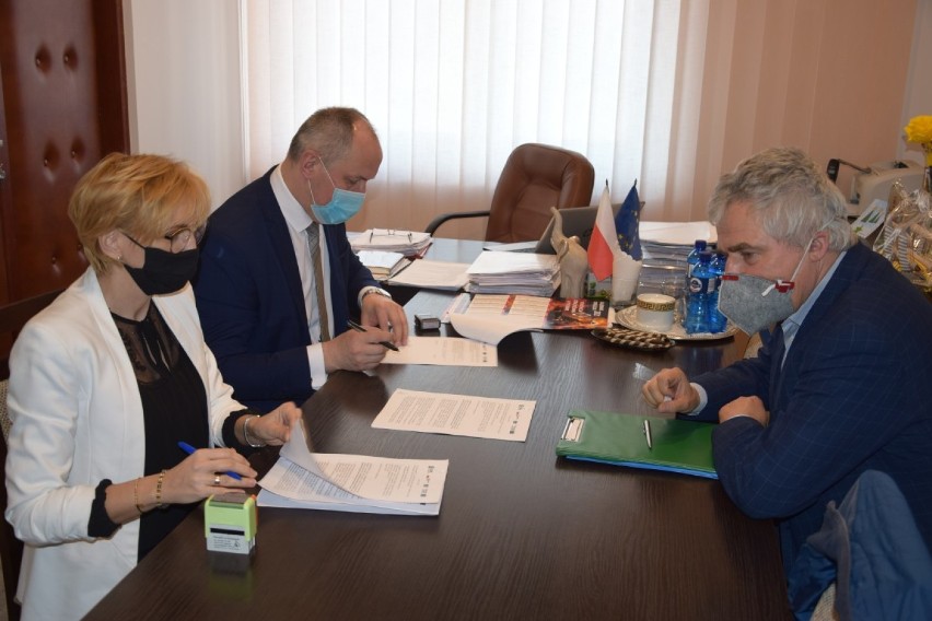 Podpisanie umowy na projekt i bodowe Ekosfery w Czarnocinie