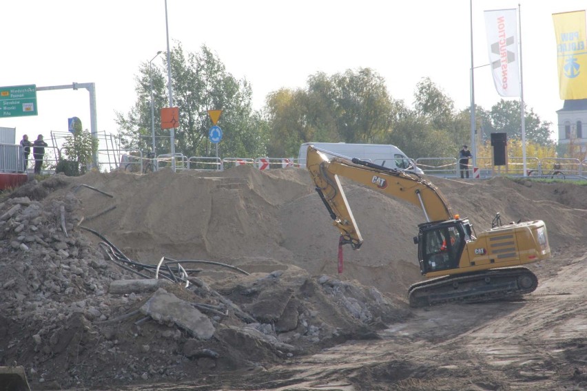 W Międzychodzie trwa rozbiórka starego mostu przez rzekę...