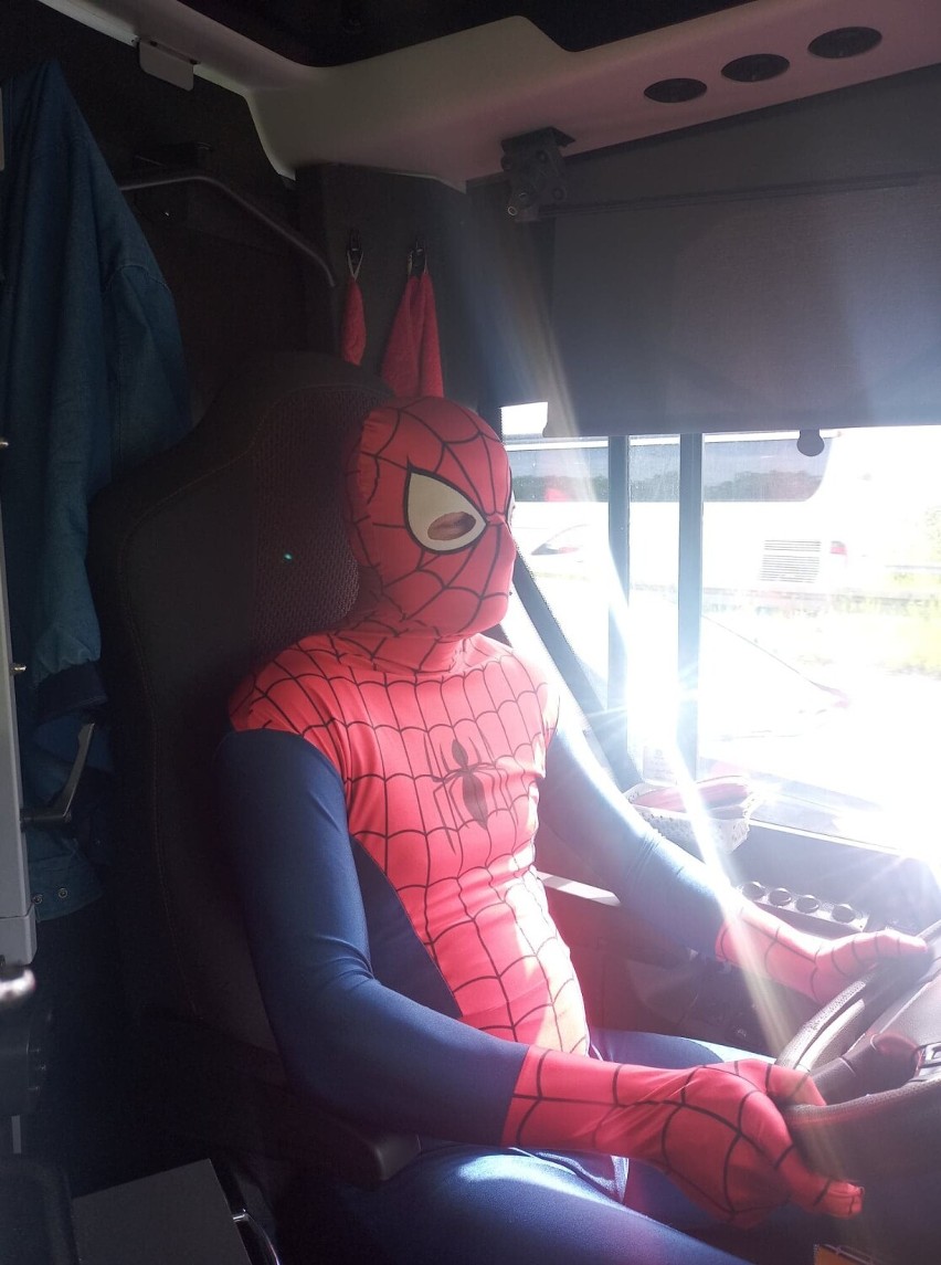 Spider-Man z Marvela wraz z przyjaciółmi umilali pasażerom...