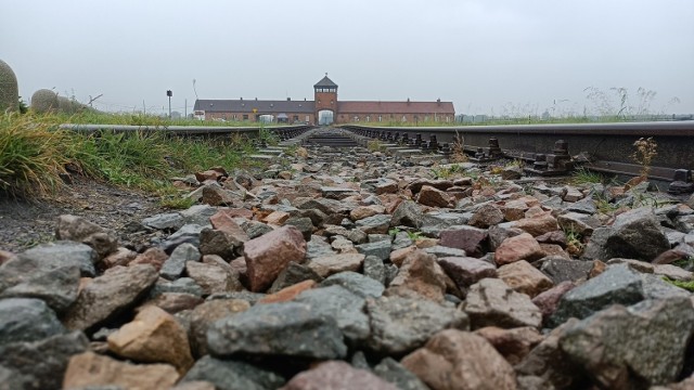 Na drewnianych barakach znajdujących się na terenie byłego niemieckiego, nazistowskiego obozu zagłady Auschwitz II-Birkenau, ktoś wymalował farbą napisy, w części antysemickie.