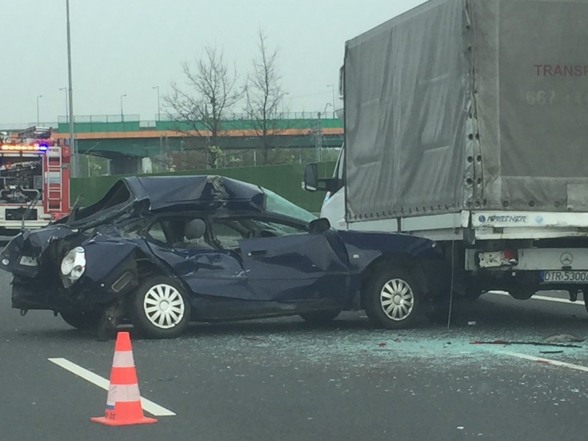 Wypadek na S79. Zderzyły się trzy samochody. Korki przy...